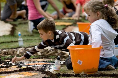 Kidsworkingonlanddraw